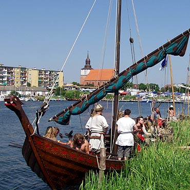 Fala przewr�ci�a ��d� Wiking�w