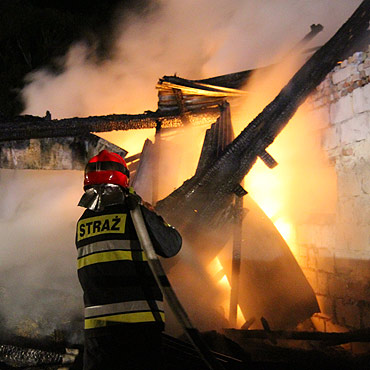 Sp�on�a stajnia. Dwa konie zgin�y w ogniu