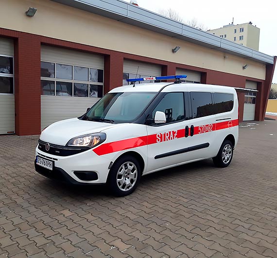 Strażacy z KP PSP w Kamieniu Pomorskim mają nowy samochód. To Fiat Doblo Maxi