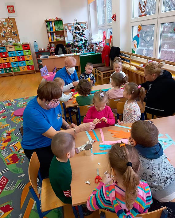 Zajęcia wolontariuszy UTW z dziećmi z kamieńskiego Przedszkola nr 1 i 2