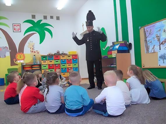 Zajęcia wolontariuszy UTW z dziećmi z kamieńskiego Przedszkola nr 1 i 2