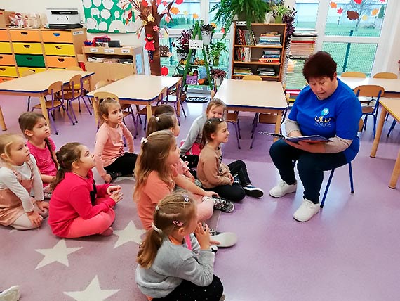 Zajęcia wolontariuszy UTW z dziećmi z kamieńskiego Przedszkola nr 1 i 2