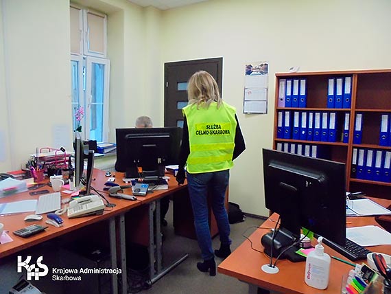 Wyłudzali VAT handlując olejem roślinnym – uderzenie w zorganizowaną grupę przestępczą