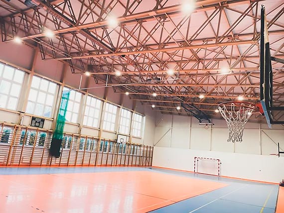 Hala sportowa w wierznie zyskaa nowe energooszczdne i jasne owietlenie