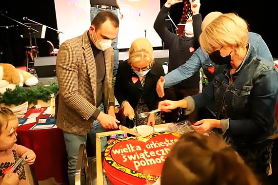 WOŚP w Międzyzdrojach- to nie koniec liczenia! Międzyzdrojski Sztab z przepięknym tortem w tle podczas 30-go Finału Wielkiej Orkiestry Świątecznej Pomocy zebrał ponad 100 tys. złotych! Licytacje trwają nadal!