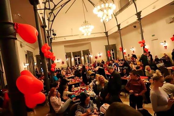 WOŚP w Międzyzdrojach- to nie koniec liczenia! Międzyzdrojski Sztab z przepięknym tortem w tle podczas 30-go Finału Wielkiej Orkiestry Świątecznej Pomocy zebrał ponad 100 tys. złotych! Licytacje trwają nadal!