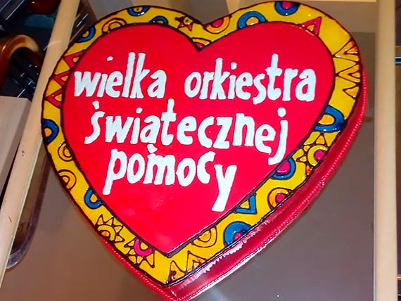 WOŚP w Międzyzdrojach- to nie koniec liczenia! Międzyzdrojski Sztab z przepięknym tortem w tle podczas 30-go Finału Wielkiej Orkiestry Świątecznej Pomocy zebrał ponad 100 tys. złotych! Licytacje trwają nadal!