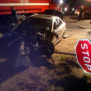 Troszyn: Samochód uderzył w metalowy ekran akustyczny
