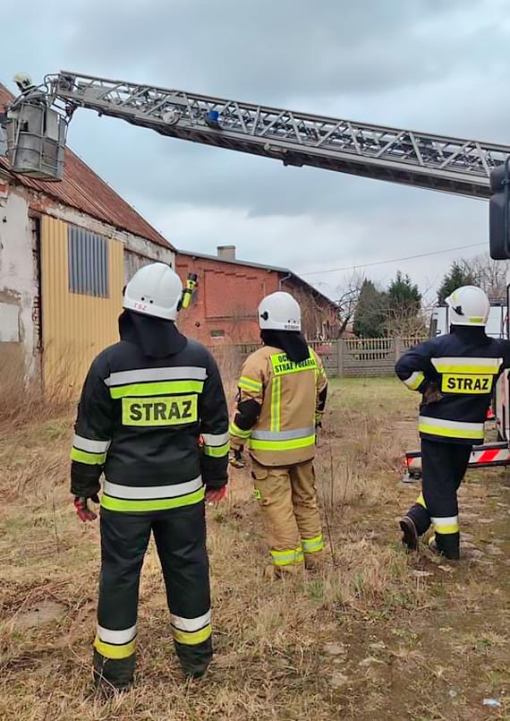 Uszkodzony dach w miejscowości Ciesław na pomoc ruszyli strażacy z OSP Świerzno