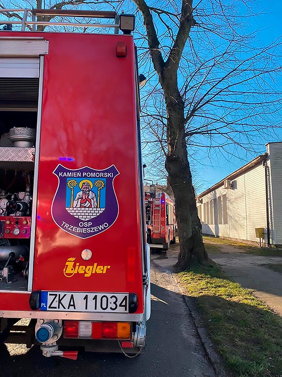 Pożar stolarni w Kamieniu Pomorskim. W akcji gaśniczej wzięło udział 8 zastępów strażaków