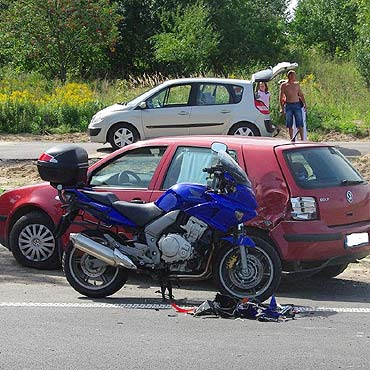 Ostromice: Samoch�d zajecha� im drog�. Motocyklista i pasa�erka w szpitalu