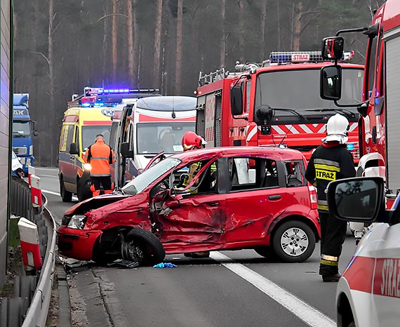 Wypadek na DK3 na wysokoci Dargobdza. Kierowca samochodu ciarowego uderzy w dwa pojazdy. Zobacz film!