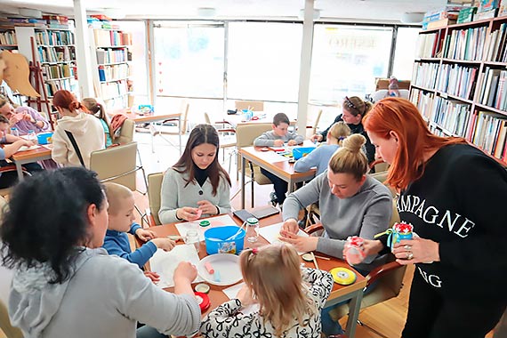 „Serce dla Ukrainy” – warsztaty w międzyzdrojskiej bibliotece
