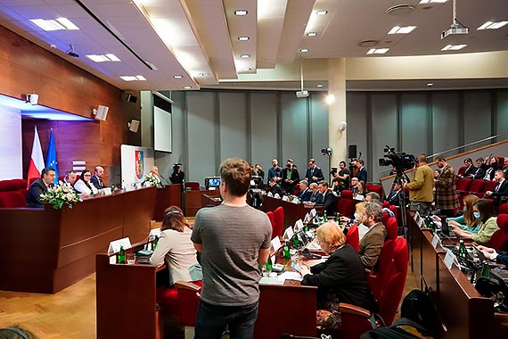 Potrzebne szybkie wsparcie UE na pomoc uchodźcom. Marszałek Olgierd Geblewicz i unijna komisarz na spotkaniu samorządowców w Rzeszowie