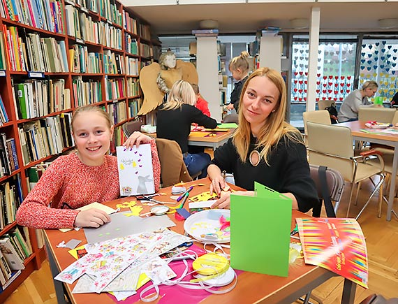 Wielkanocne kartki w międzyzdrojskiej bibliotece