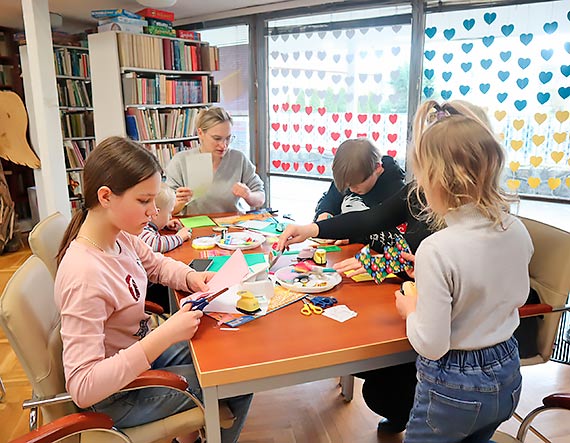 Wielkanocne kartki w międzyzdrojskiej bibliotece