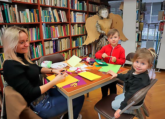 Wielkanocne kartki w międzyzdrojskiej bibliotece