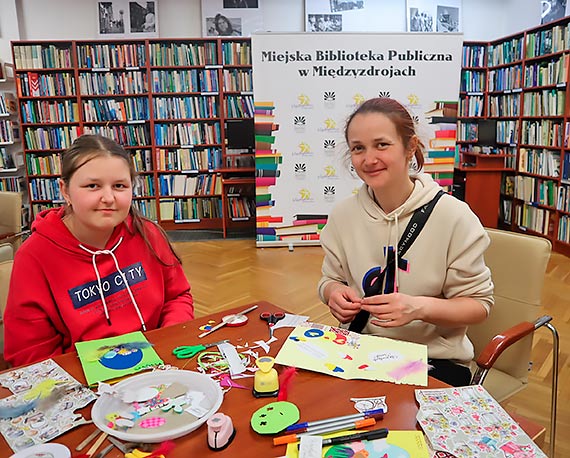 Wielkanocne kartki w międzyzdrojskiej bibliotece