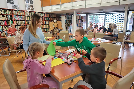 Wielkanocne kartki w międzyzdrojskiej bibliotece
