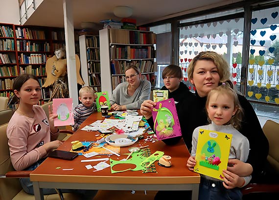 Wielkanocne kartki w międzyzdrojskiej bibliotece