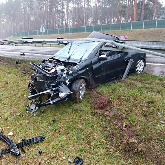 Na S3 na wysokoci wza Parwko kierujca peugeotem wpada w polizg i uderzya w barier energochonn. Moda kobieta trafia do szpitala