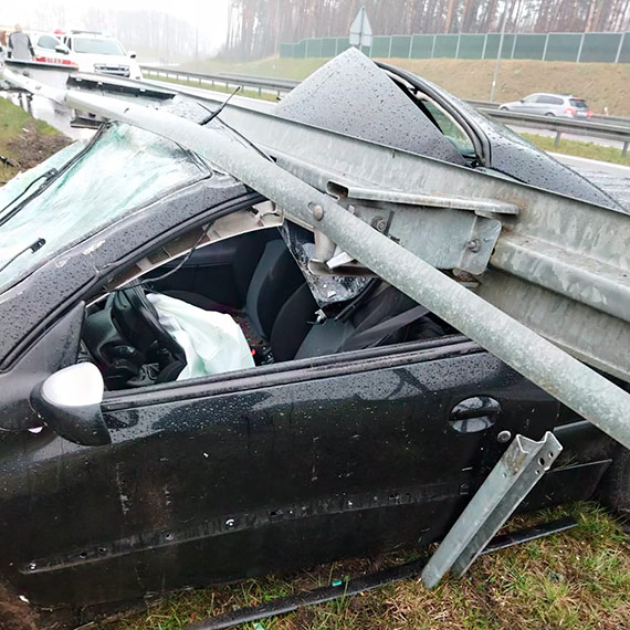 Na S3 na wysokoci wza Parwko kierujca peugeotem wpada w polizg i uderzya w barier energochonn. Moda kobieta trafia do szpitala