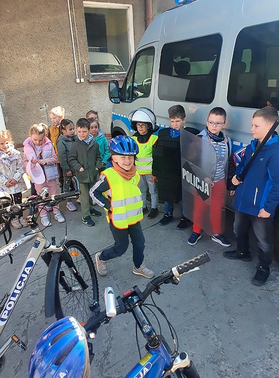 Wizyta przedszkolaków w Komendzie Powiatowej Policji w Kamieniu Pomorskim