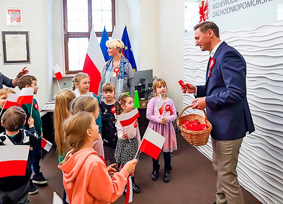 Rocznica uchwalenia Konstytucji 3 maja. Laurka dla marszałka, kotyliony dla przedszkolaków