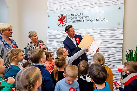 Rocznica uchwalenia Konstytucji 3 maja. Laurka dla marszałka, kotyliony dla przedszkolaków
