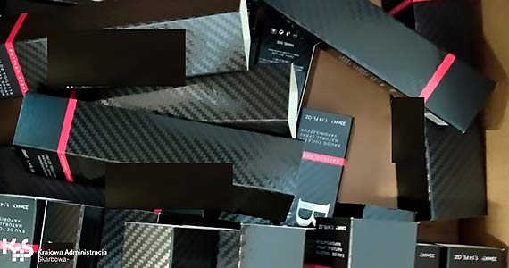 Perfumy, buty i galanteria markowych firm – zamknięto magazyny z podrabianymi produktami