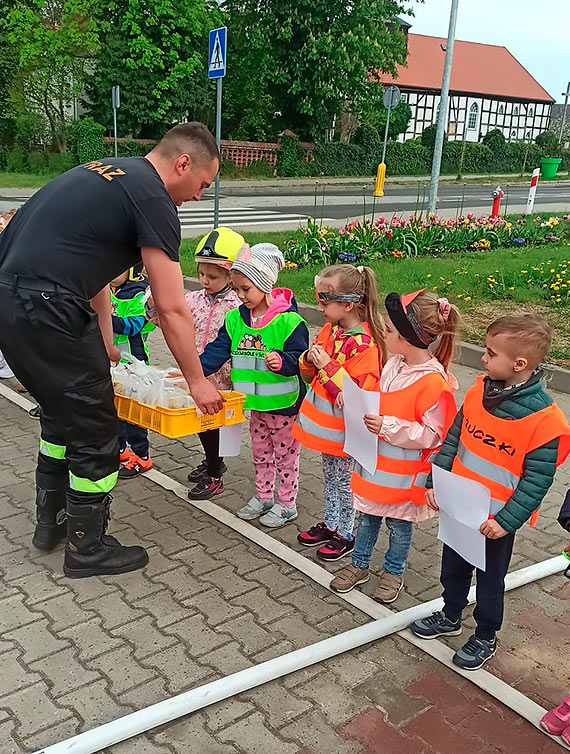 Wizyta przedszkolaków w Ochotniczej Straży Pożarnej w Świerznie
