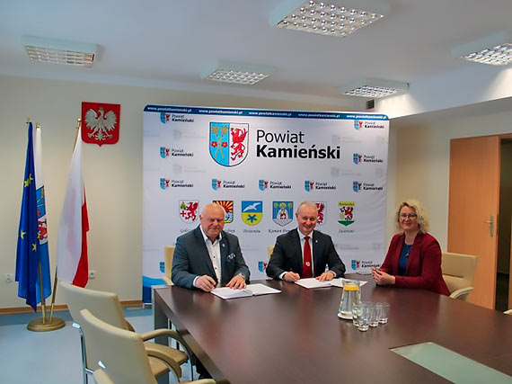 Podpisanie umw na przebudow drogi powiatowej oraz na zakup sprztu komputerowego
