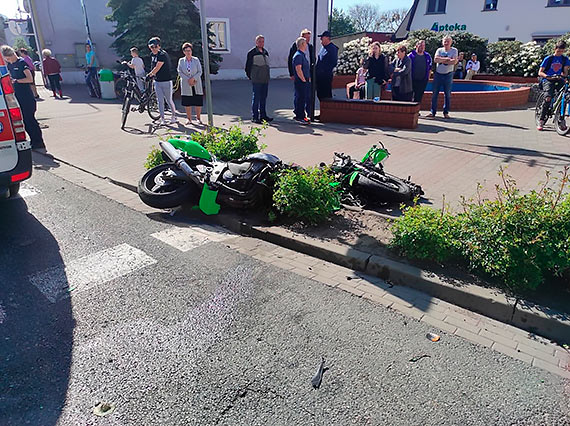 Straacy z OSP Golczewo udzielili wsparcia poszkodowanemu motocyklicie