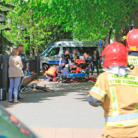 Tragedia przed budynkiem Prokuratury Rejonowej. Ugodzona noem kobieta nie yje, napastnik podci sobie nadgarstek