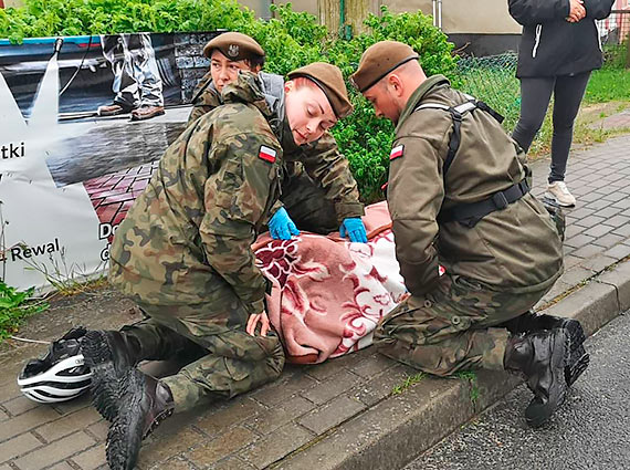 Terytorialsi pierwsi na miejscu wypadku drogowego, pomogli poszkodowanemu rowerzycie