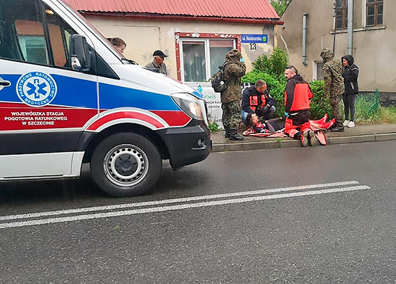 Terytorialsi pierwsi na miejscu wypadku drogowego, pomogli poszkodowanemu rowerzyście