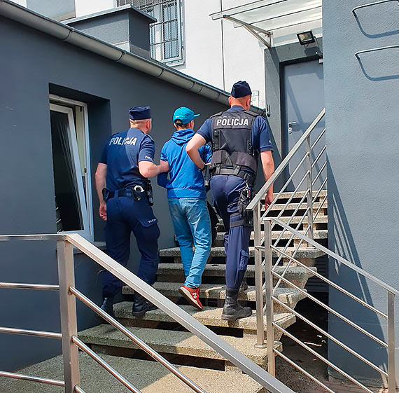 Poszukiwani mężczyźni zatrzymani przez kamieńskich funkcjonariuszy