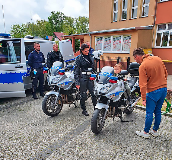 Policjanci na festynie charytatywnym dla Michałka
