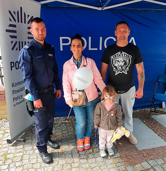 Policjanci na festynie charytatywnym dla Michałka