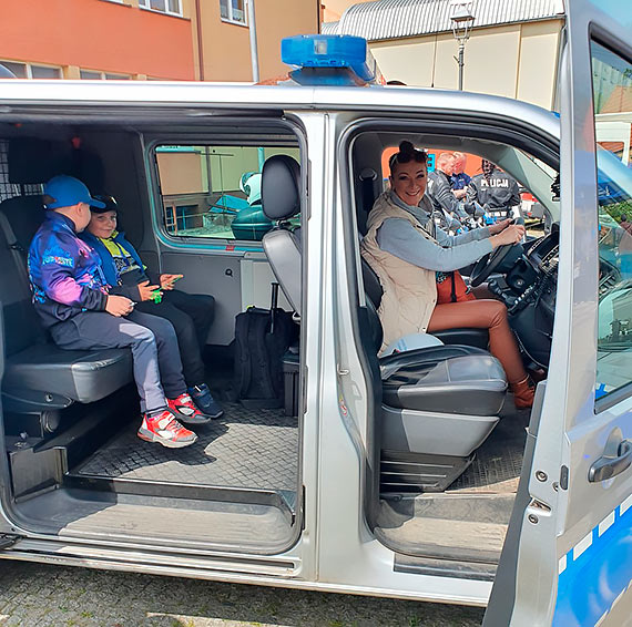 Policjanci na festynie charytatywnym dla Michałka