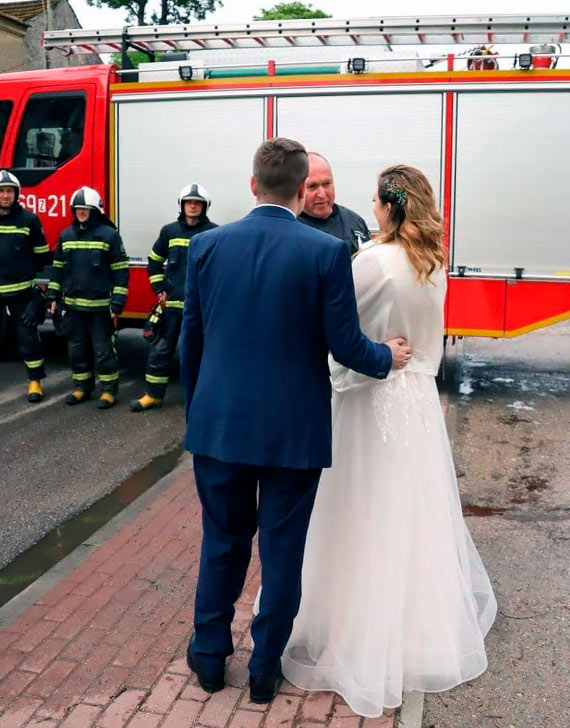 Strażak się żeni! Koledzy ze straży przygotowali specjalną bramę weselną