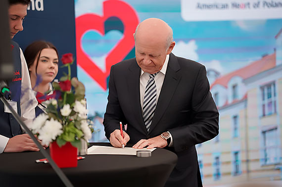 Otwarcie dwóch nowoczesnych sal operacyjnych, wmurowanie kamienia węgielnego pod budowę lądowiska, prelekcje dla pacjentów i wykłady dla lekarzy – Grupa American Heart of Poland zainaugurowała działalność w Szpitalu w Drawsku Pomorskim