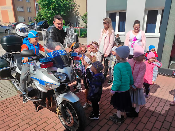 Wizyta maluszków w kamieńskiej komendzie