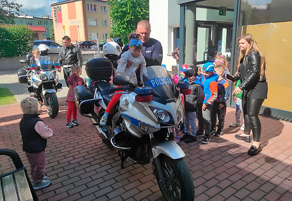 Wizyta maluszków w kamieńskiej komendzie