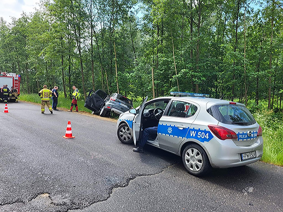  Strażacy z OSP Wolin pomogli wyciągnąć samochód, który zjechał do rowu i zabezpieczyli przewróconą maszynę rolniczą