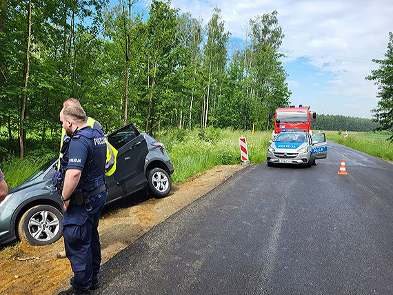  Strażacy z OSP Wolin pomogli wyciągnąć samochód, który zjechał do rowu i zabezpieczyli przewróconą maszynę rolniczą