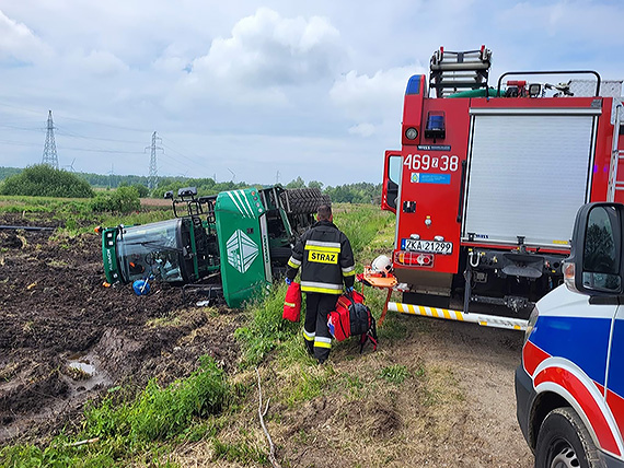  Strażacy z OSP Wolin pomogli wyciągnąć samochód, który zjechał do rowu i zabezpieczyli przewróconą maszynę rolniczą