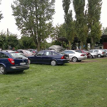 Mi�dzyzdroje: Po wakacjach te� parkuj� na trawnikach