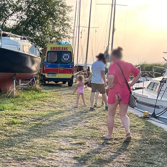 Poar jachtu na marinie w Wapnicy!  Mczyzna gasi ogie goymi rkami!