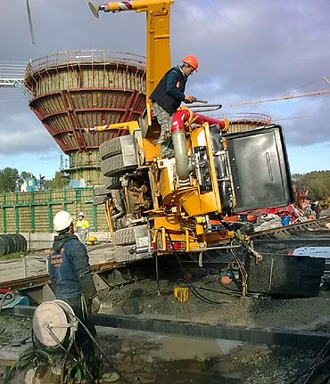 Przewr�ci�a si� olbrzymia ci�ar�wka-pompa do betonu 